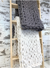 November 07 at 6pm | Hand Knit Chunky Blanket Workshop